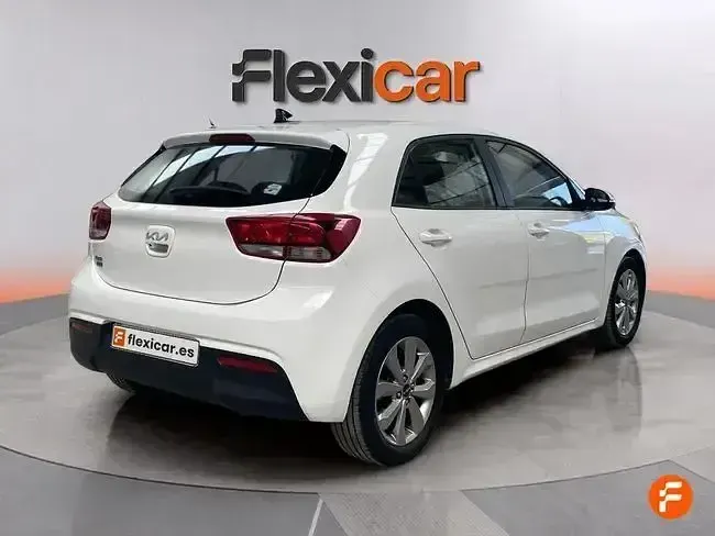 Usado Kia Rio 100 CV (73 kW) 2023 Blanco Berlina