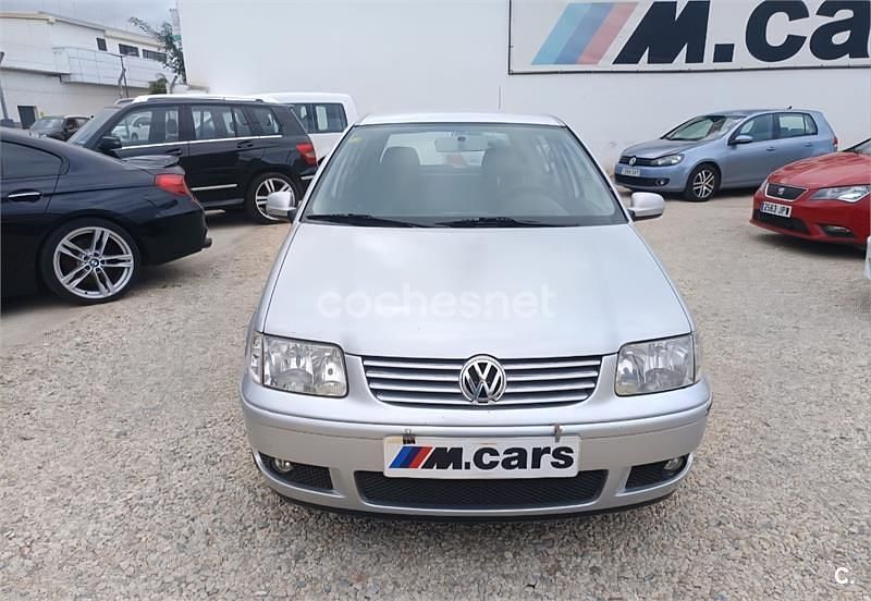 Usado VW Polo Trendline 100 CV (73 kW) 2001 Gris / plata Berlina