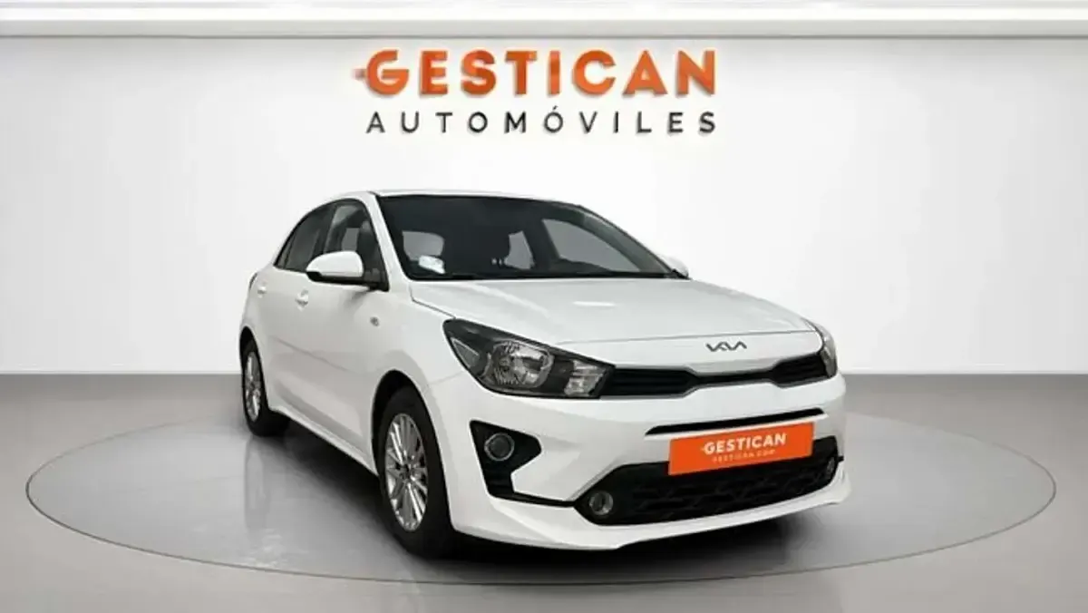 Usado Kia Rio 101 CV (74 kW) 2023 Blanco Berlina