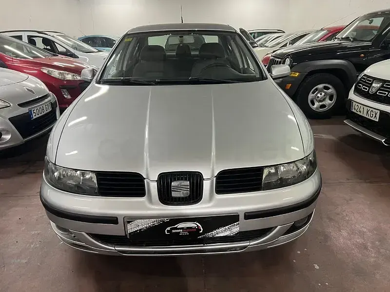 Usado Seat Toledo Stella 110 CV (80 kW) 2001 Gris / plata Berlina