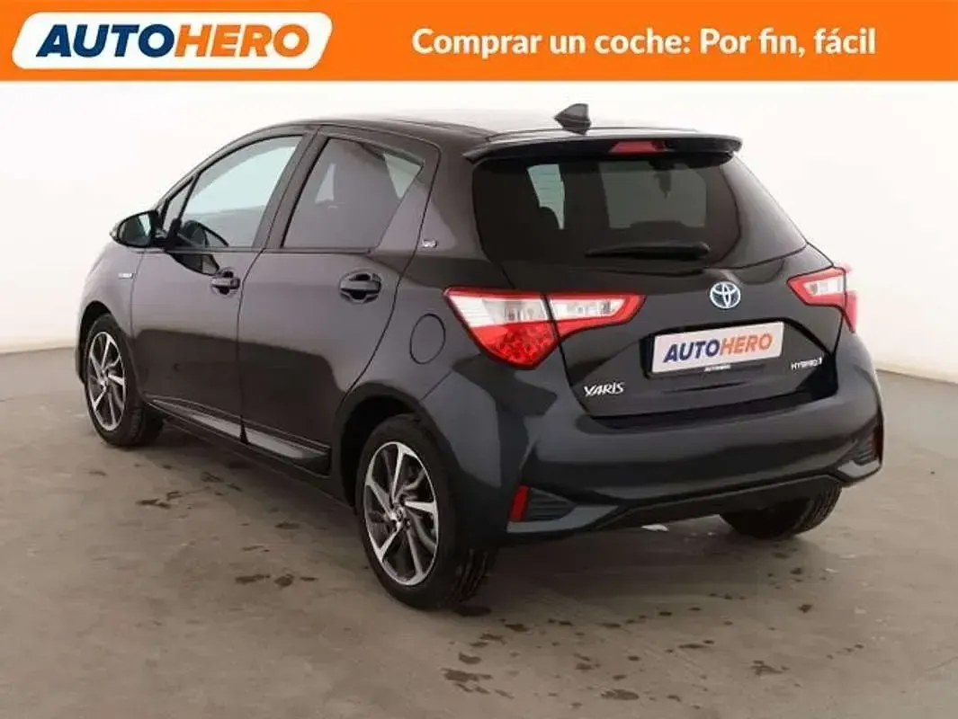 Usado Toyota Yaris Hybrid 101 CV (74 kW) 2019 Negro Berlina