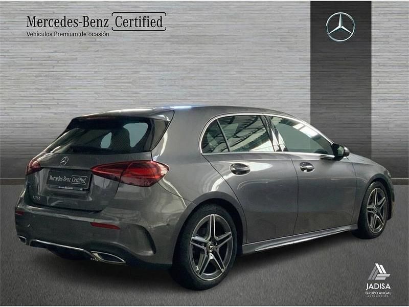 Usado Mercedes A180 AMG line 136 CV (100 kW) 2025 Gris montaña Berlina