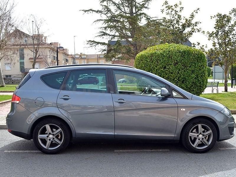 Usado Seat Altea XL I-Tech 105 CV (77 kW) 2014 Gris / plata Monovolumen