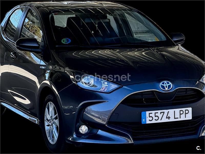 Usado Toyota Yaris Hybrid Active 116 CV (85 kW) 2021 Gris / plata Berlina