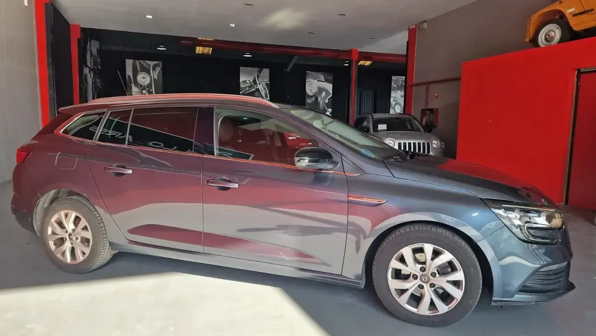 Usado Renault Mégane IV Life 115 CV (84 kW) 2020 Gris / plata