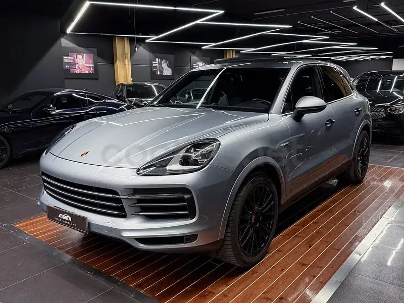 Usado Porsche Cayenne E-Hybrid 462 CV (339 kW) 2020 Gris / plata SUV