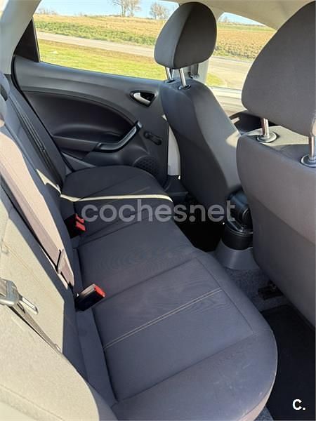 Usado Seat Ibiza Reference 75 CV (55 kW) 2011 Gris / plata Berlina