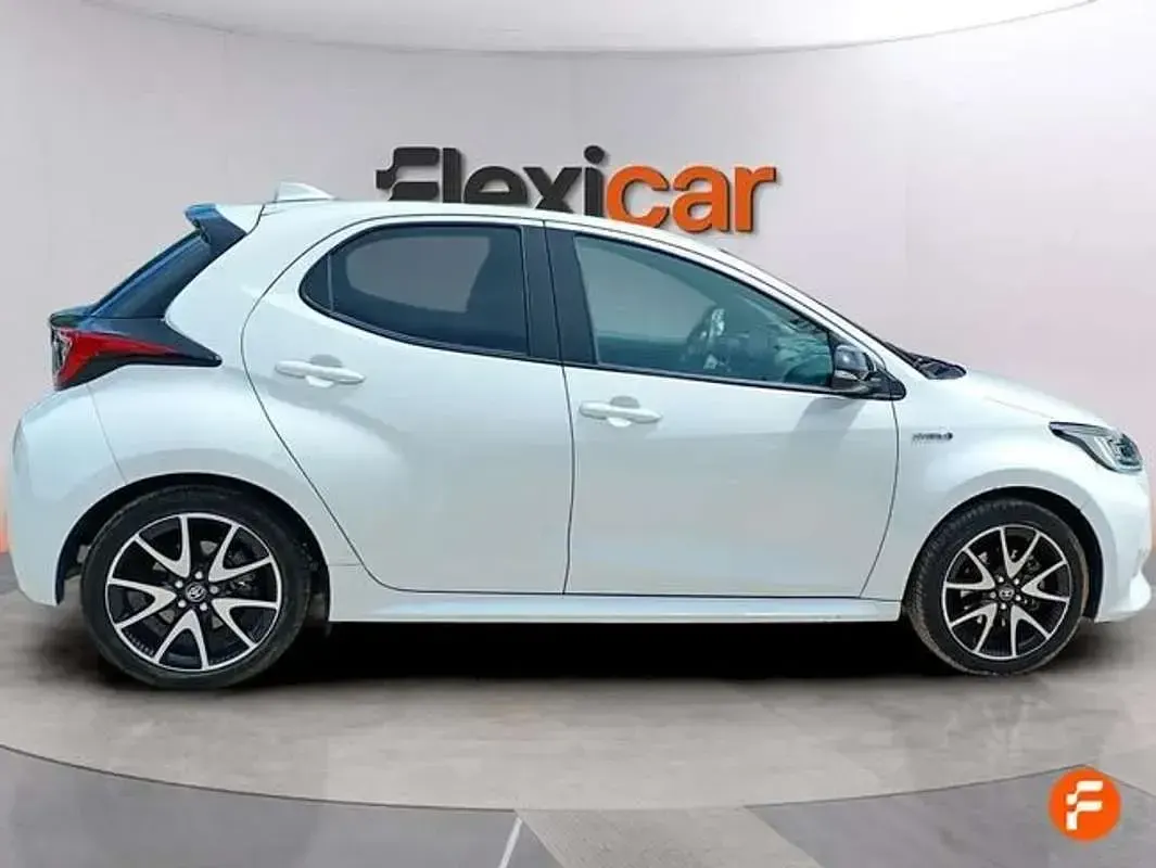 Usado Toyota Yaris Style 116 CV (85 kW) 2021 Blanco Utilitario