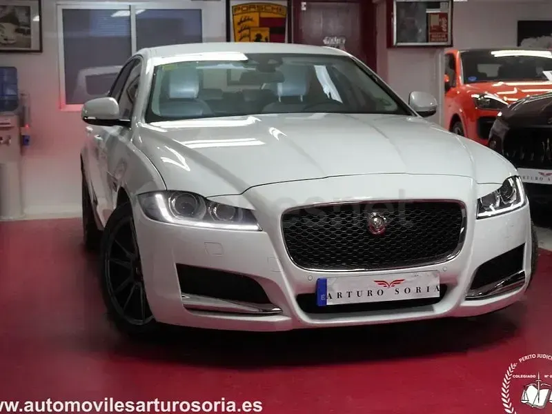 Usado Jaguar XF Prestige 180 CV (132 kW) 2017 Blanco Berlina