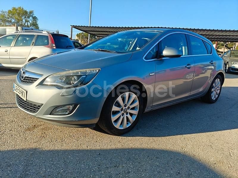 Usado Opel Astra Excellence 165 CV (121 kW) 2012 Gris / plata Berlina