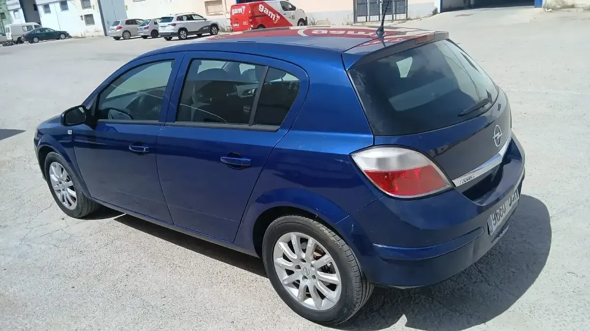Usado Opel Astra Elegance 100 CV (73 kW) 2004 Azul