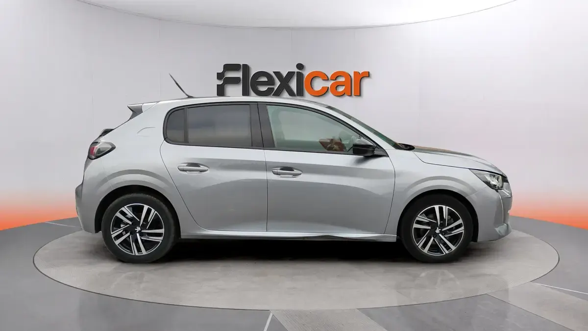 Usado Peugeot 208 Allure 101 CV (74 kW) 2023 Gris Utilitario