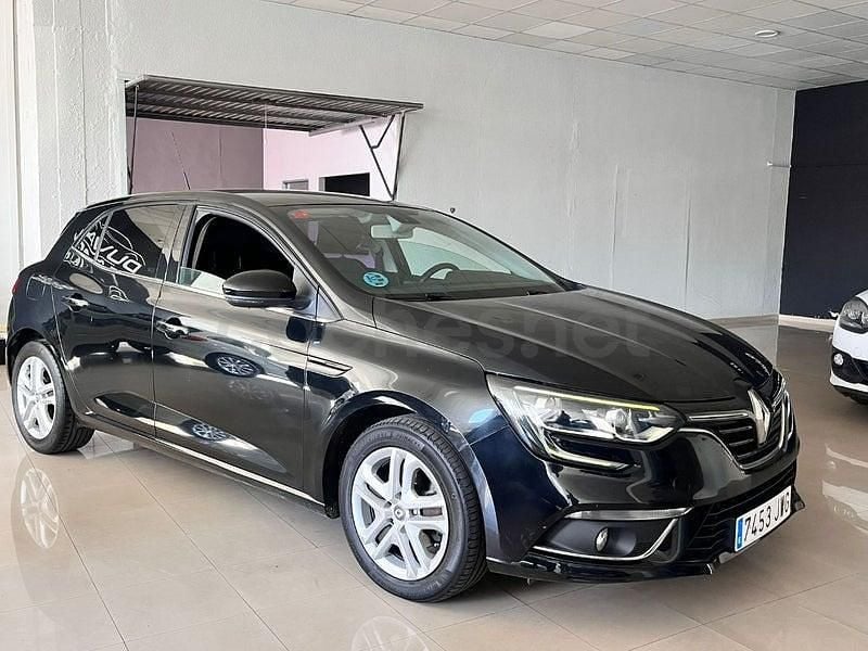 Usado Renault Mégane IV Bose Edition 130 HP (95 kW) 2017 Preto Sedan