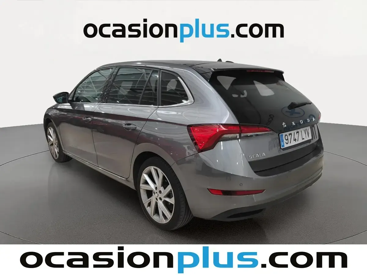 Usado Skoda Scala Sport 150 CV (110 kW) 2022 Gris Utilitario