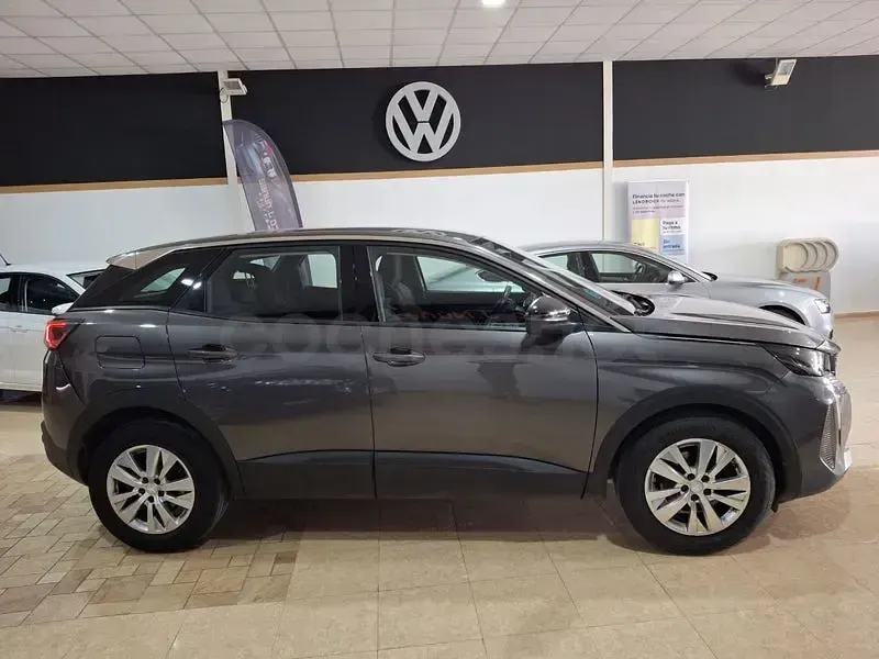 Usado Peugeot 3008 Active 130 CV (95 kW) 2022 Gris / plata SUV