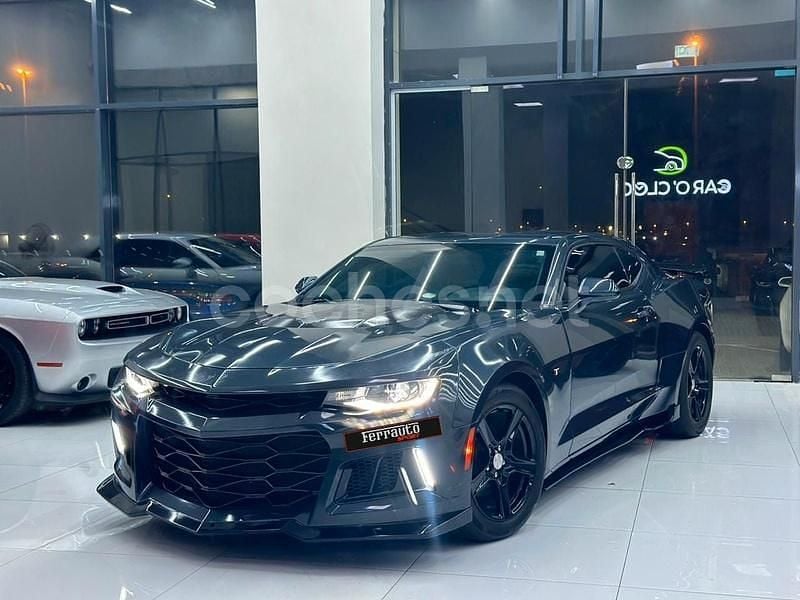 Gris / plata Usado 2020 Chevrolet Camaro Coupe | 34.990 € - Imagen 1/4