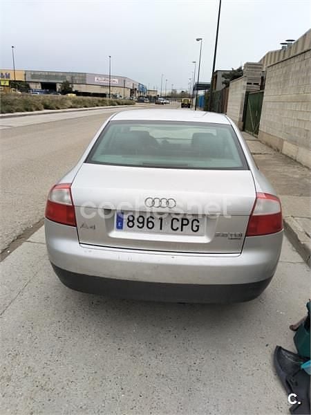 Usado Audi A4 180 CV (132 kW) 2001 Gris / plata Berlina