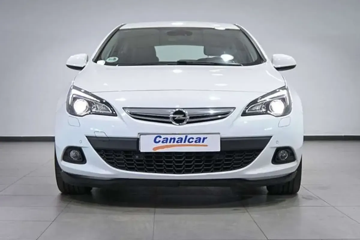 Usado Opel Astra GTC Sportive 131 CV (96 kW) 2014 Blanco Berlina