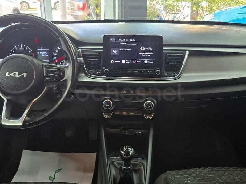 Usado Kia Rio 84 CV (61 kW) 2022 Blanco Berlina