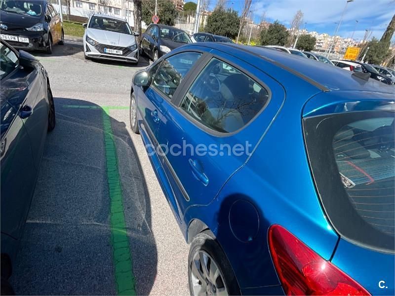 Usado Peugeot 207 70 CV (51 kW) 2010 Azul Berlina