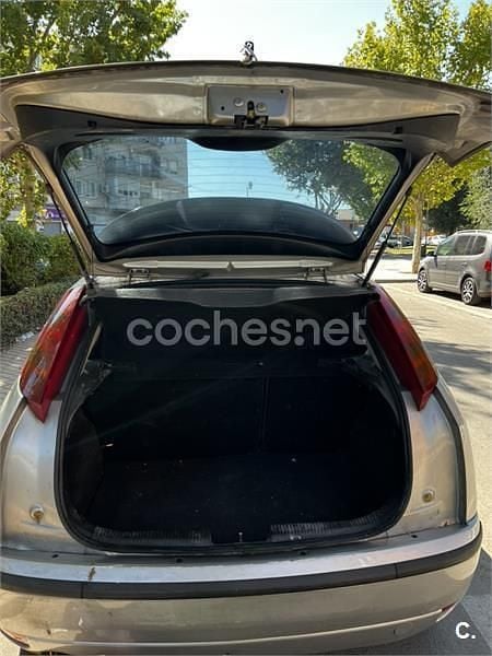 Gris / plata Usado 2002 Ford Focus Trend Berlina | 1300 € (Precio justo) - Imagen 1/4