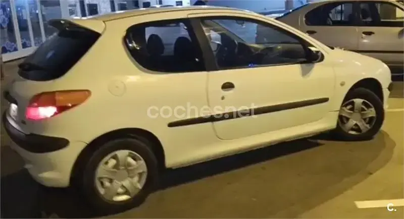 Usado Peugeot 206 60 CV (44 kW) 1999 Blanco Utilitario