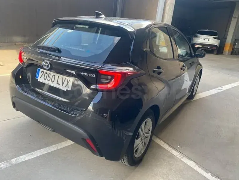 Usado Toyota Yaris Hybrid Active 116 CV (85 kW) 2022 Negro Berlina