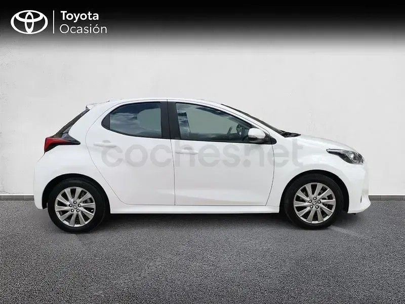 Usado Toyota Yaris Hybrid Active 116 CV (85 kW) 2023 Blanco Berlina