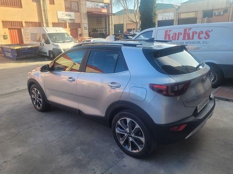 Usado Kia Stonic 100 CV (73 kW) 2020 Gris / plata SUV