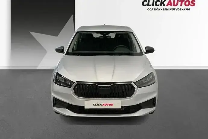 Usado Skoda Fabia Essence 95 CV (69 kW) 2025 Plata Utilitario
