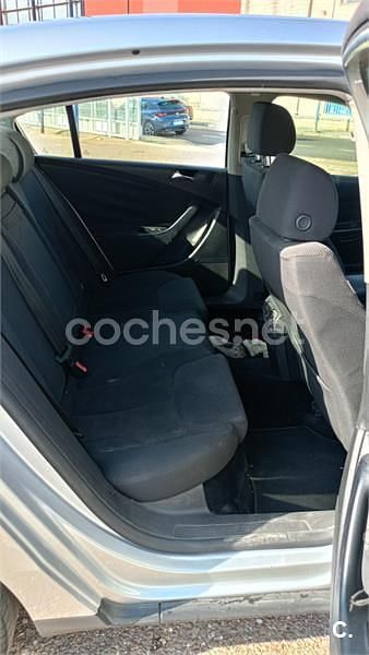 Gris / plata Usado 2006 VW Passat Trendline Berlina | 1800 € - Imagen 1/4