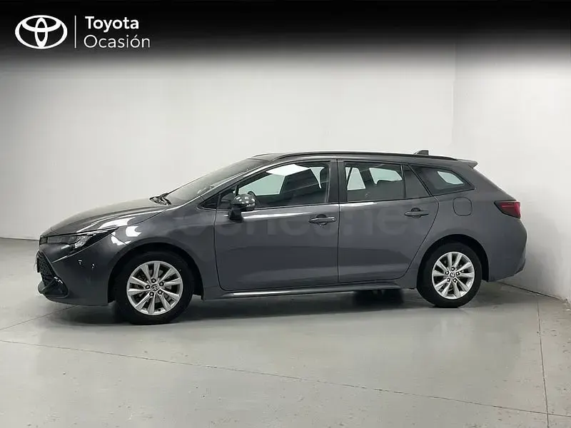 Usado Toyota Corolla Active 140 CV (102 kW) 2025 Gris / plata Familiar