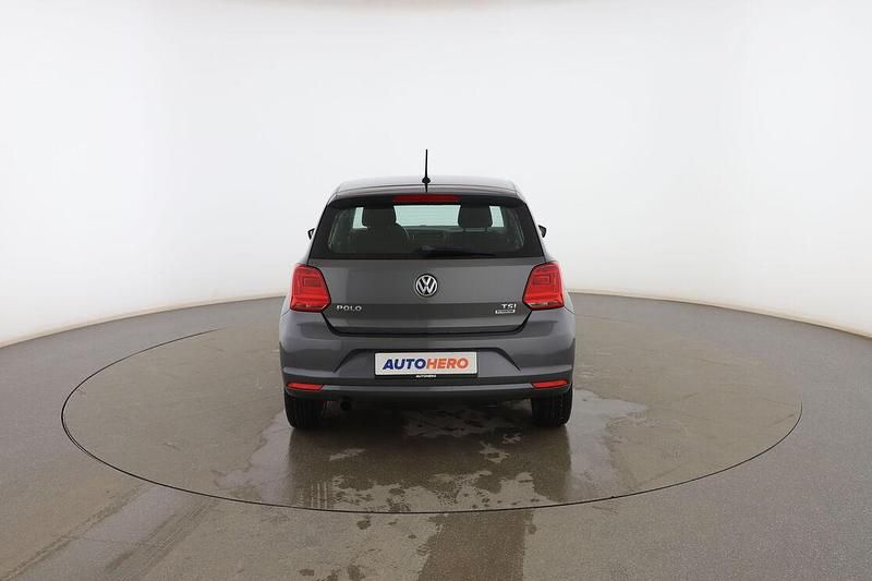 Usado VW Polo Advance 90 CV (66 kW) 2017 Gris Utilitario