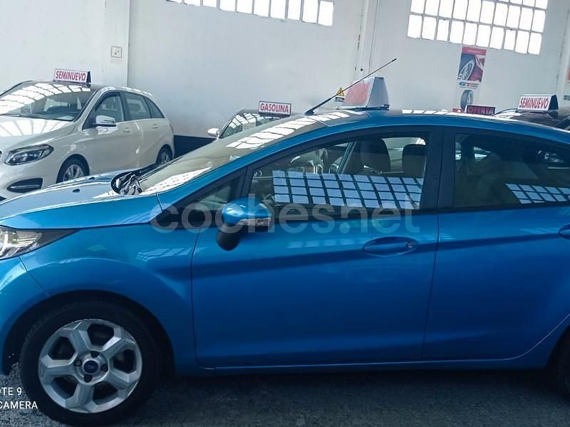 Usado Ford Fiesta Titanium 70 CV (51 kW) 2011 Azul Utilitario