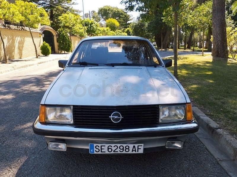 Usado Opel Rekord S 100 CV (73 kW) 1986 Gris / plata Berlina