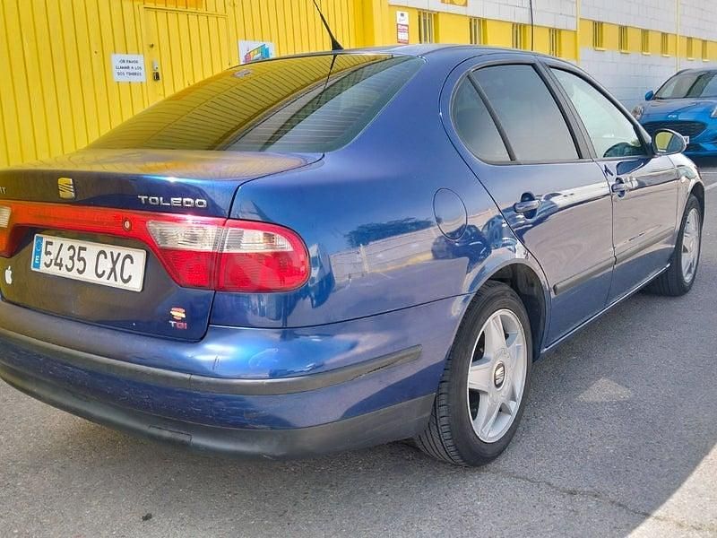 Usado Seat Toledo Sport 130 CV (95 kW) 2004 Azul Berlina