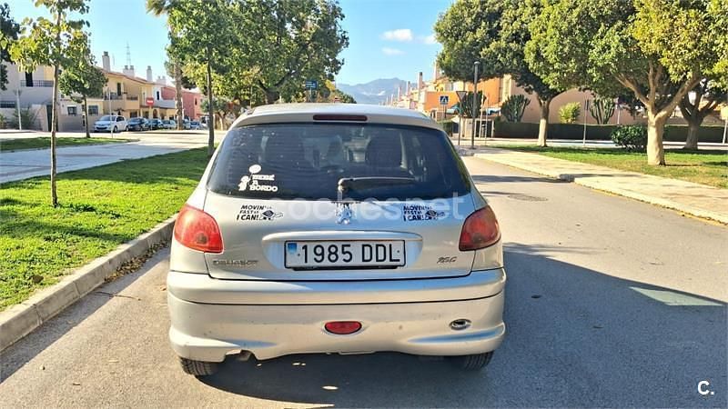 Usado Peugeot 206 75 CV (55 kW) 2005 Gris / plata Berlina