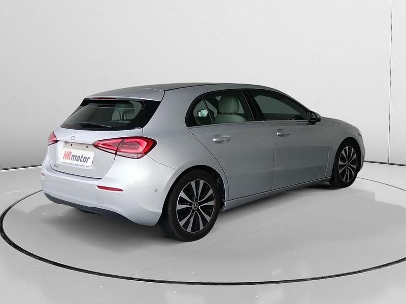 Usado Mercedes A180 116 CV (85 kW) 2021 Gris / plata Berlina