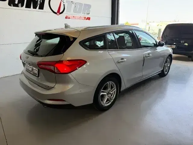 Usado Ford Focus Trend 100 CV (73 kW) 2019 Gris