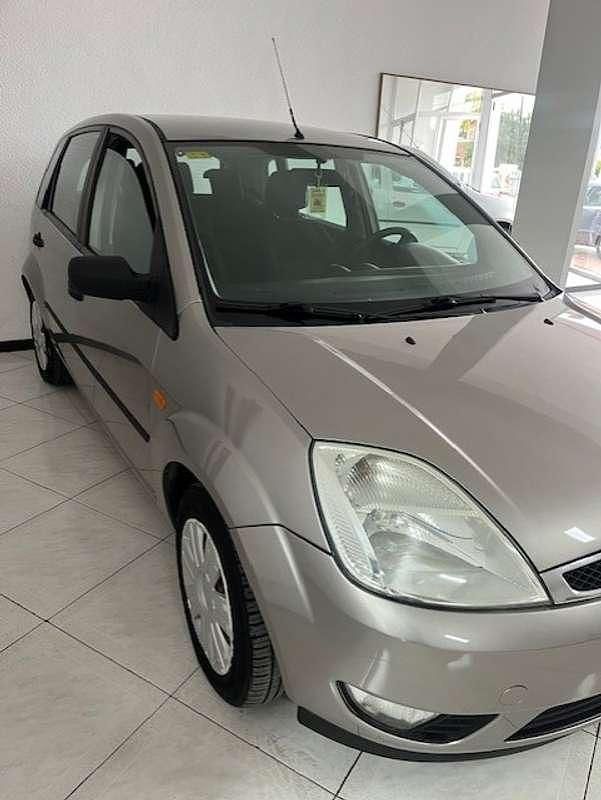 Usado Ford Fiesta Trend 68 CV (50 kW) 2004 Beige Utilitario