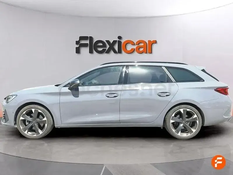 Usado Cupra Leon 190 CV (139 kW) 2023 Gris / plata Familiar