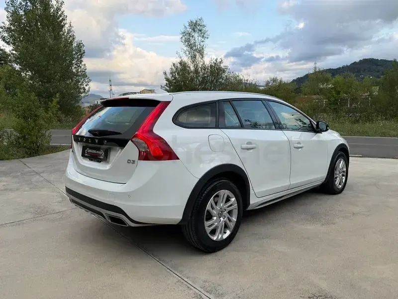 Usado Volvo V60 CC 150 CV (110 kW) 2018 Blanco Familiar