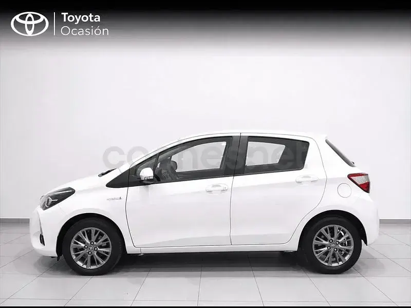 Usado Toyota Yaris Hybrid Active 100 CV (73 kW) 2017 Blanco Berlina