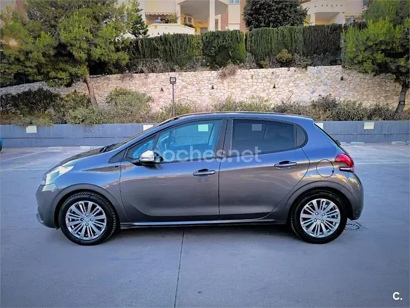 Usado Peugeot 208 Signature Sky 110 CV (80 kW) 2019 Gris / plata Utilitario