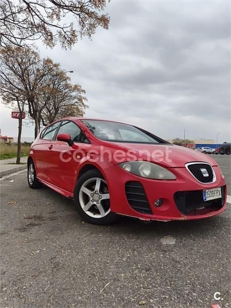 Usado Seat Leon Sport 105 CV (77 kW) 2007 Rojo Utilitario