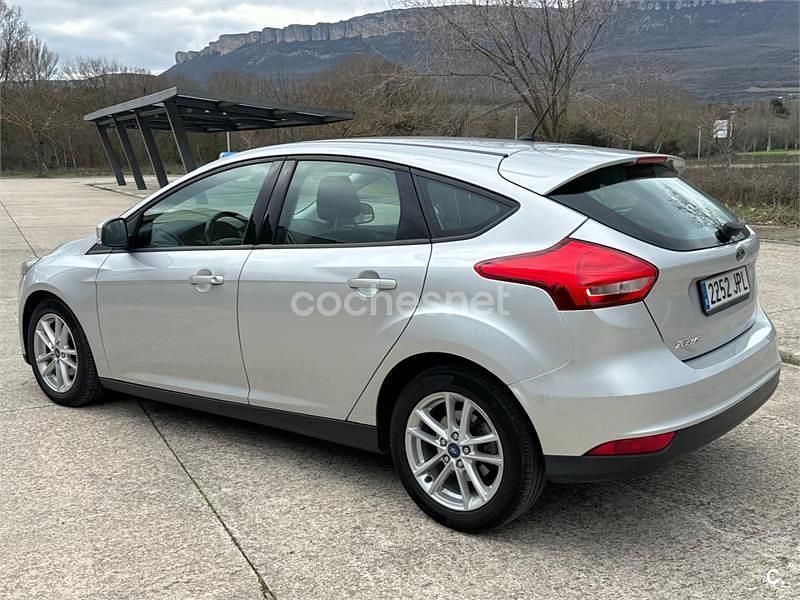 Usado Ford Focus Trend 125 CV (91 kW) 2016 Gris / plata Berlina
