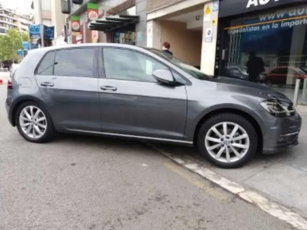 Usado VW Golf VII Sport 125 CV (91 kW) 2017 Gris Utilitario