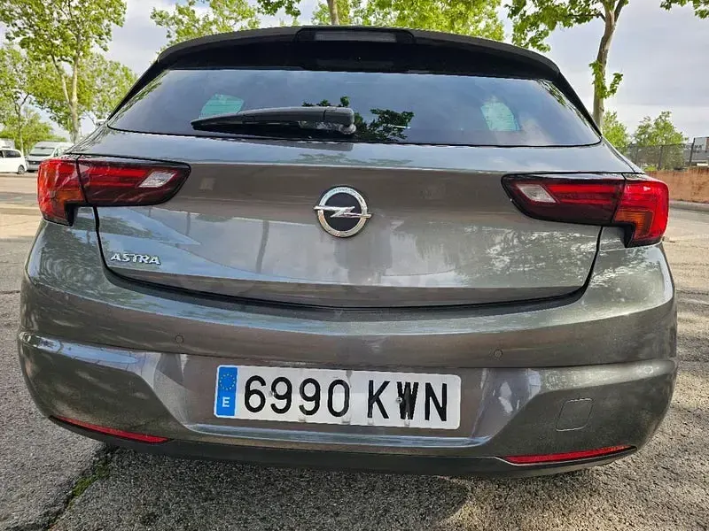 Usado Opel Astra Dynamic 125 CV (91 kW) 2019 Beige Berlina