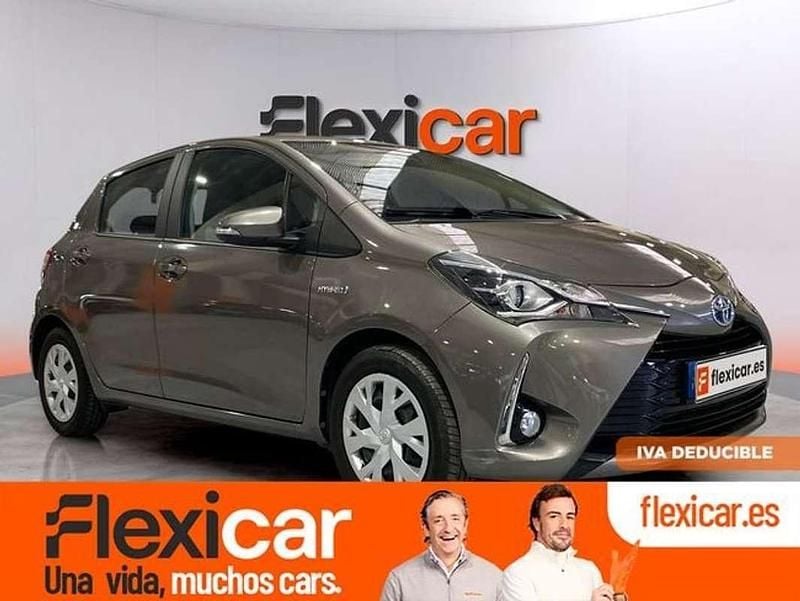 Usado Toyota Yaris Hybrid Active 100 CV (73 kW) 2019 Gris Utilitario