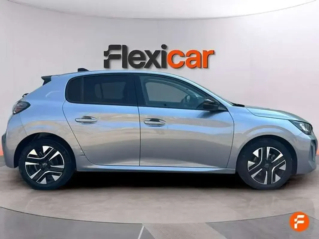Usado Peugeot 208 Allure 101 CV (74 kW) 2025 Gris Utilitario